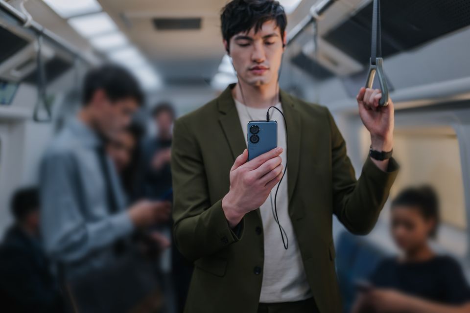 Asus Zenfone9 Commercial Kv Stills 96